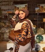 ⁦Suit Beige in Tiger⁩ - الصورة ⁦4⁩